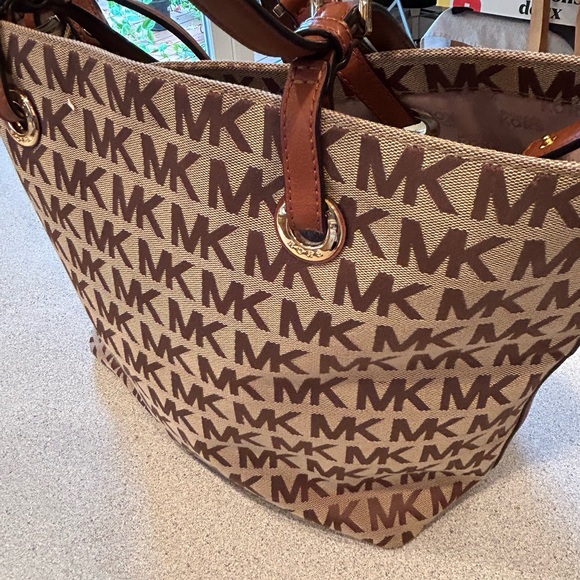 Gorgeous, Michael Kors vintage bag❤️ - Picture 4 of 5